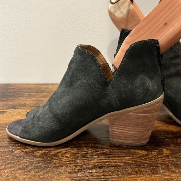Susina Carina Grey Suede Stacked Heel Booties sandals  size 7.5 women - Picture 2 of 9